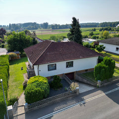 Ebenerdiges Wohnen im Grünen: Bungalow in Amberg-Fuchsstein - 329.000€